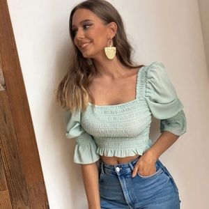 Puffed sleeves top